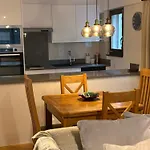 Modern With Free Parking דירה *