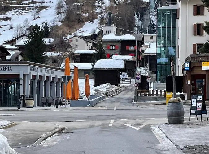 Modern With Free Parking *