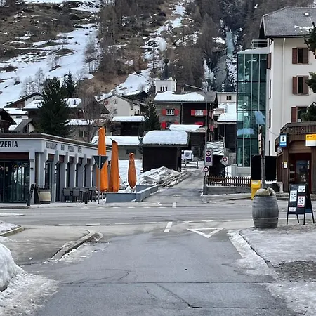 Modern With Free Parking *