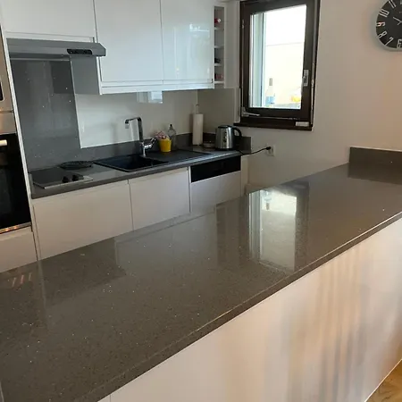 Modern With Free Parking דירה *